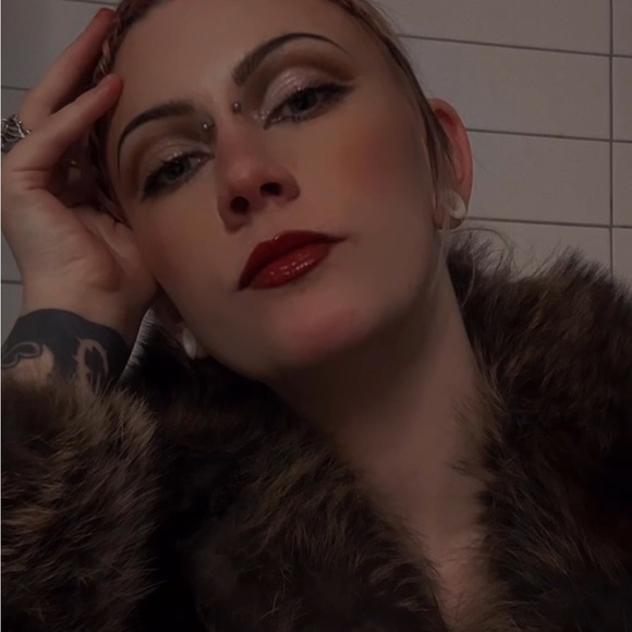 Meet your Posher, Megan - Picture 1 of 1